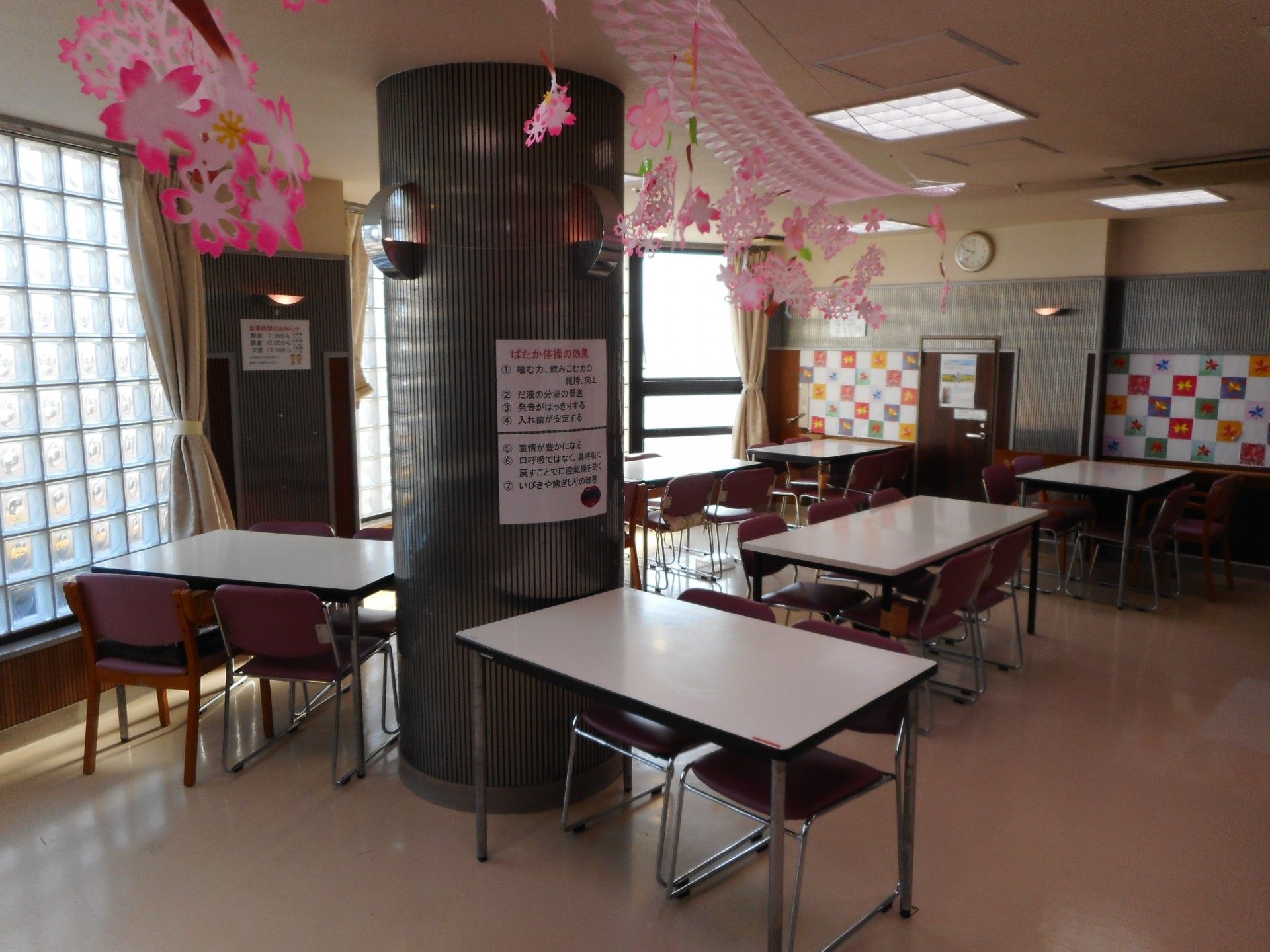 桜の装飾があるダイニングルーム
