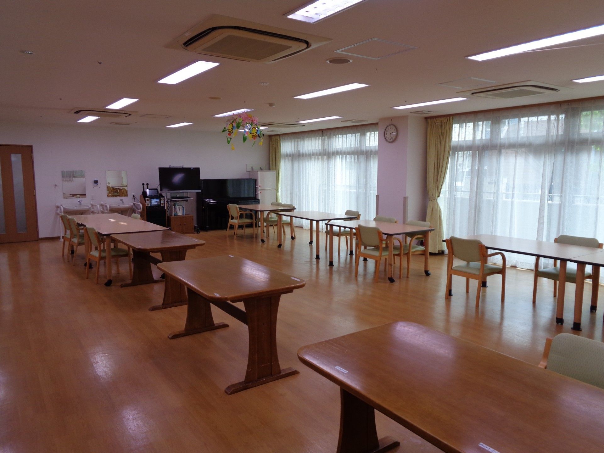 共に時を過ごす食堂の様子