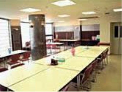 室内を明るくするため、壁一面に窓がある。机同士が引っ付けられているので、入居者様同士での会話がより行いやすくなっている。