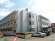 施設はシンプルな３階建ての建物で、大きな駐車場も設置してある。屋根付きのエントランスがあり、車での乗り入れも簡単である。