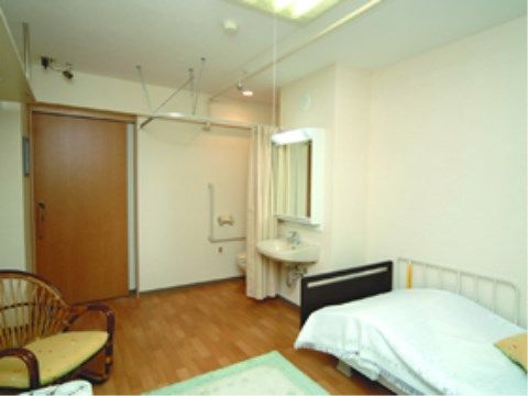 居室内のトイレは安全のために敢えて個室ではなく、カーテンで仕切るようになっている。緊急の際にすぐに入居者様をサポートできる。