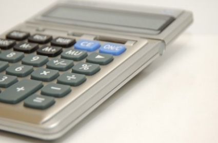 ２か所だけ上のほうに青いボタンがある全体にグレーの電卓
