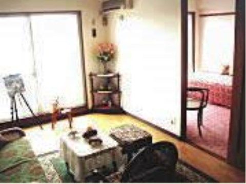 四角いテーブルを囲むように椅子やソファが置かれており、集まって談笑することができる。テーブルの下にはマットが敷かれている。