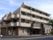 ベージュ系の壁をした、マンションタイプの建物になっている。玄関の近くに駐車場が用意されているため、出入りも楽に行える。