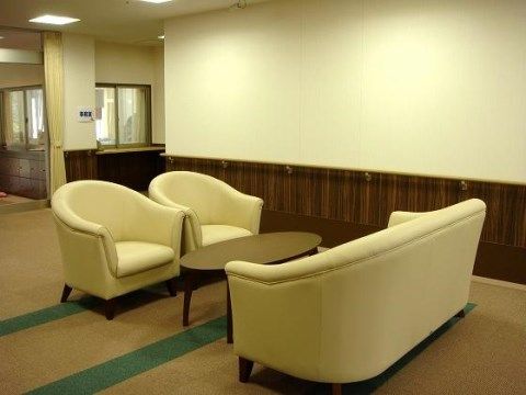 玄関ホールは段差がなく、壁に手すりが備え付けられたバリアフリー設計となっている。ソファーが置かれており、くつろぐことができる。