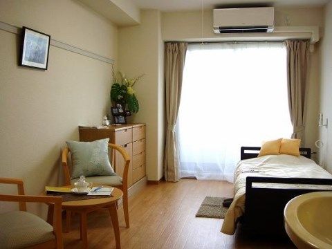 大きな窓がある居室には、エアコンやナースコール、洗面台が備え付けられており、快適に過ごすことができる。