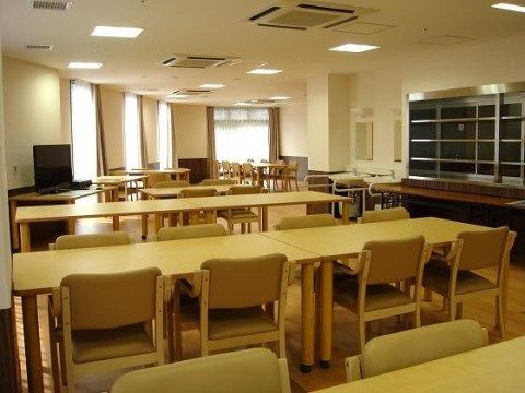 広く取られた窓が特徴的な広い食堂になっている。車椅子での移動も楽にできるゆとりのあるスペースがある。
