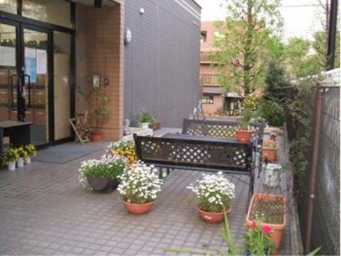 開放感ある空間に、花の鉢植えが飾られている。白や黄色、ピンクなど色とりどりの花に囲まれて過ごすことができる。