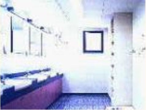 白を基調とした理美容室は、大きな鏡の取りつけらえた洗面台が3か所設置されている。奥には、黒い縁の四角い窓がある。