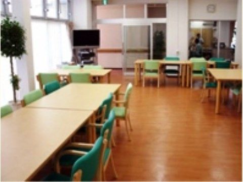 ベストライフ希望が丘の食度。通路が広々としているので、車いすの利用も簡単に行なえます。