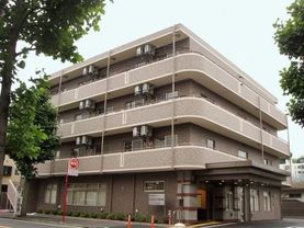 ベストライフ横浜港南の外観。緑を感じる閑静な住宅街に佇む、しっかりと、安心感のある建物です。
