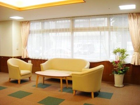 ベストライフ横浜港南の玄関ロビー。面会や利用者様同士の親睦を深める場に最適です。お部屋をでてのお散歩の休憩にもお使いいただけます。