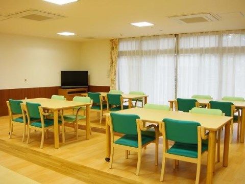 ベストライフ横浜港南の食堂。広い通路幅を確保していますので車いすでの利用が大変しやすくなっております。