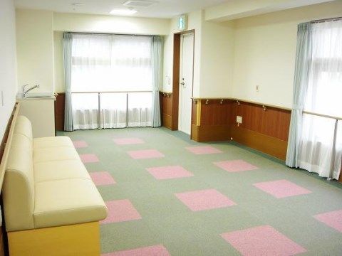 ベストライフ横浜港南の談話コーナー。お話するに最適な空間となっており、利用者様のおしゃべりで日々賑わっております。