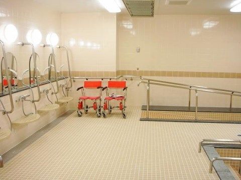 ベストライフ横浜港南の一般浴室。手すりが完備されておりますので、転倒などのケガの防止ができております。