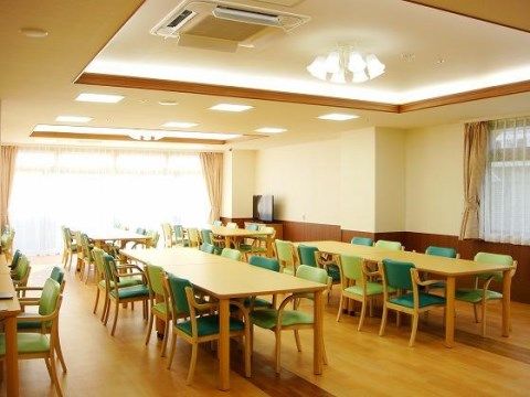 ベストライフ金沢文庫の食堂。大勢で食事のできるこちらの食堂では、毎日多くの利用者様で賑わっております。
