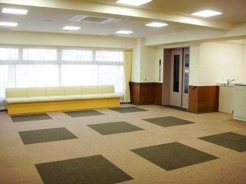 ベストライフ金沢文庫の談話コーナー。大きな空間では定期的にレクリエーションが開催されます。