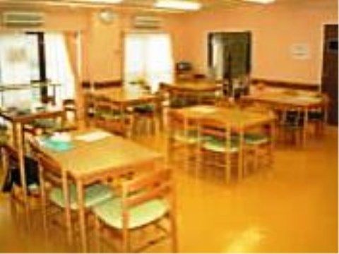 ベストライフ相武台の食堂。全館バリアフリー設計ですので、車いすをご利用の方も、楽に乗り入れられます。