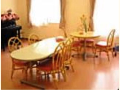 ベストライフ相武台の多目的室。親睦を深めていただけるようなテーブルセットをご用意しました。通路も広いので車いすのままご利用できます。