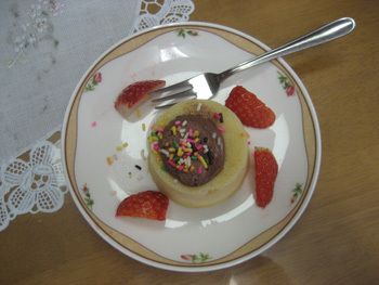 苺とチョコスプレーでデコレーションしたロールケーキ