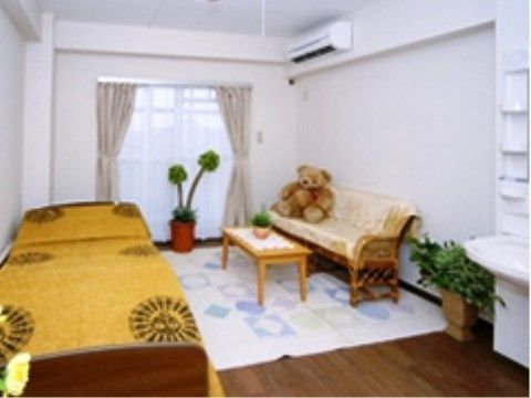 ベストライフ大和の居室（モデルルーム）。完全個室制となっているこちらの居室は、介助家具のついた居心地のいい空間です。