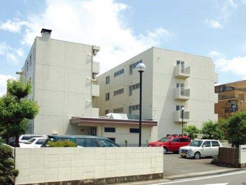 ベストライフ大和の外観。マンションのような大きさを誇り、毎日を生き生きと過ごせる介護向けの設計建物となっています。