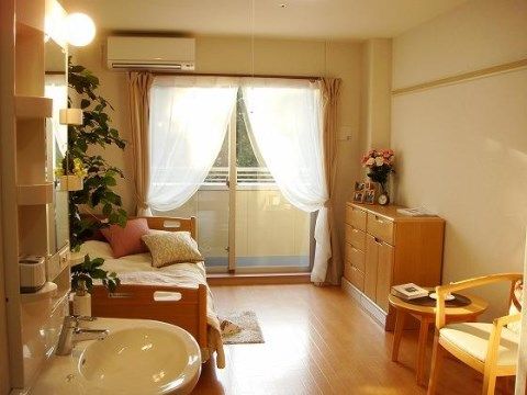 ベストライフ大和中央の居室（モデルルーム）。一日過ごしても不自由のないように、揃えられた居室は完全個室制です。
