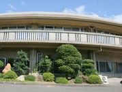 緑豊かな建物の外観
