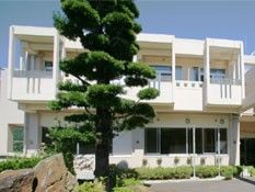 緑豊かな建物外観