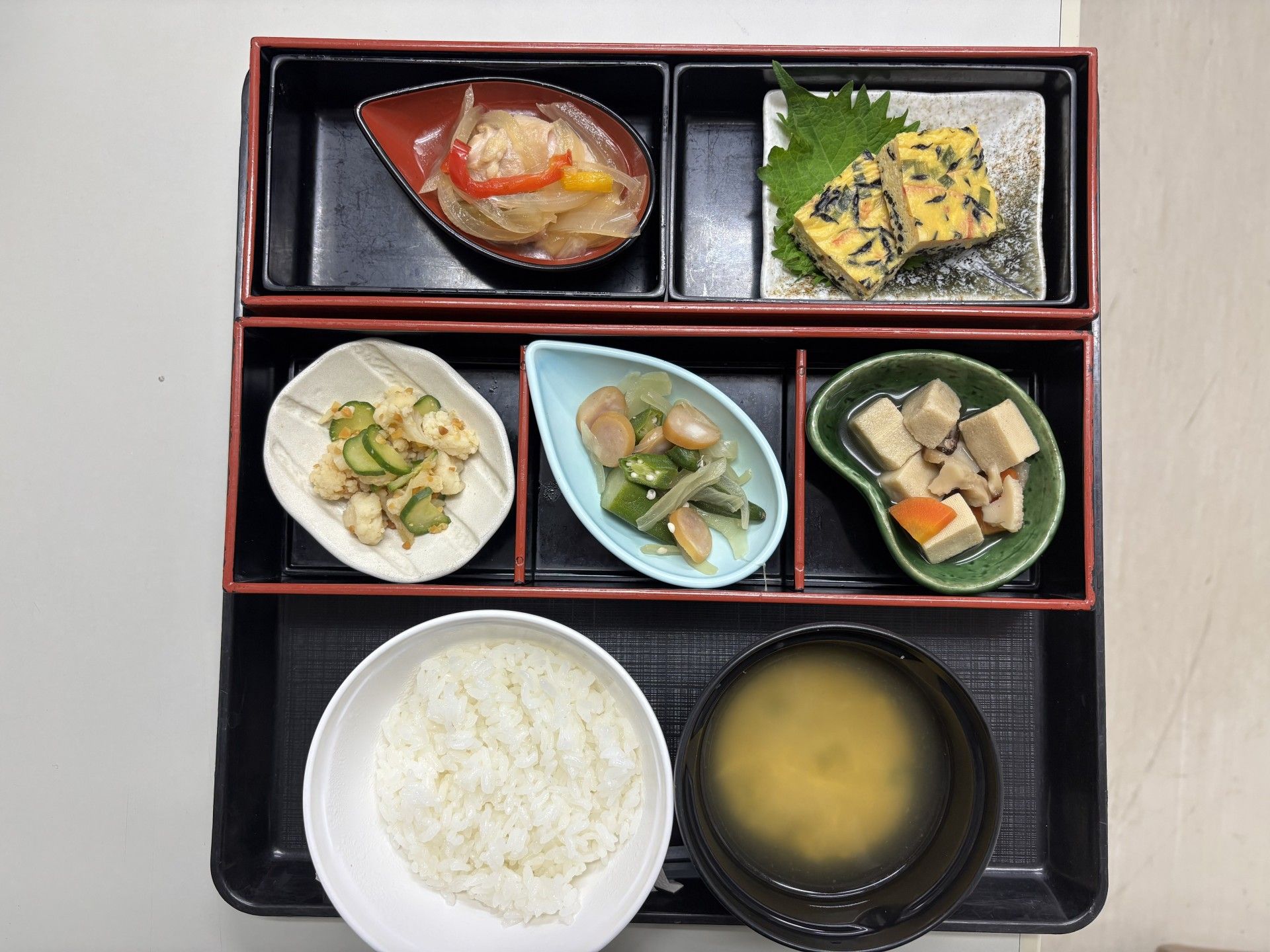 彩り豊かな食事の盛り付け