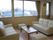 見晴らしのきく部屋にテーブルと白いソフアーが置かれている。ゆったりとした気分で、ご家族様などと楽しいひと時を過ごすことができる。