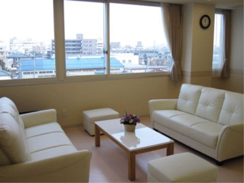 眼下に市街地が見渡せる、眺望の良い部屋である。座り心地の良いソファーでゆったりとした時間を過ごすことができる。