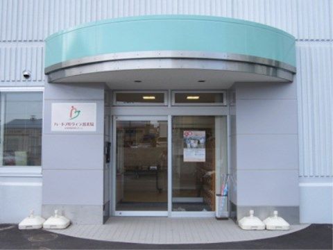 半円型のひさしを持った施設の玄関口である。入口の自動ドア採用や通路の段差をなくすなど、入居者様への安全に配慮した対策を行っている。
