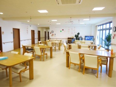 ドアのない食堂は開放感に溢れている。窓際の角にテレビを備え、壁や天井に手作りのレイアウトを取り入れている。