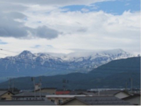 施設の周辺は、山々が連なる自然豊かな住宅街である。静かな環境で、自宅のようにのんびりとお過ごしいただける。