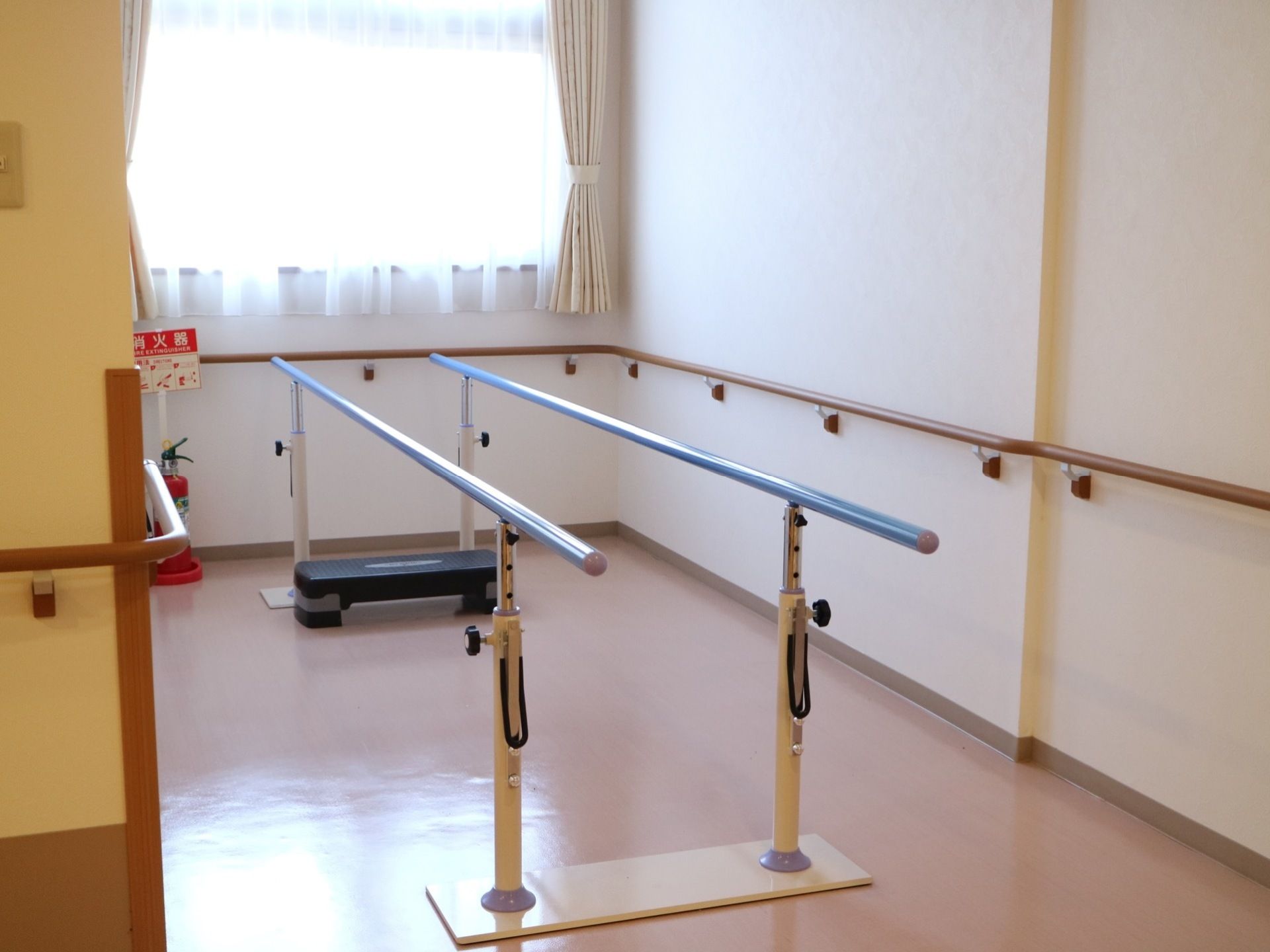 廊下にはリハビリのための歩行補助器具が設置されている。各所に手すりが設けられているため、移動時の身体への負担を和らげてくれる。