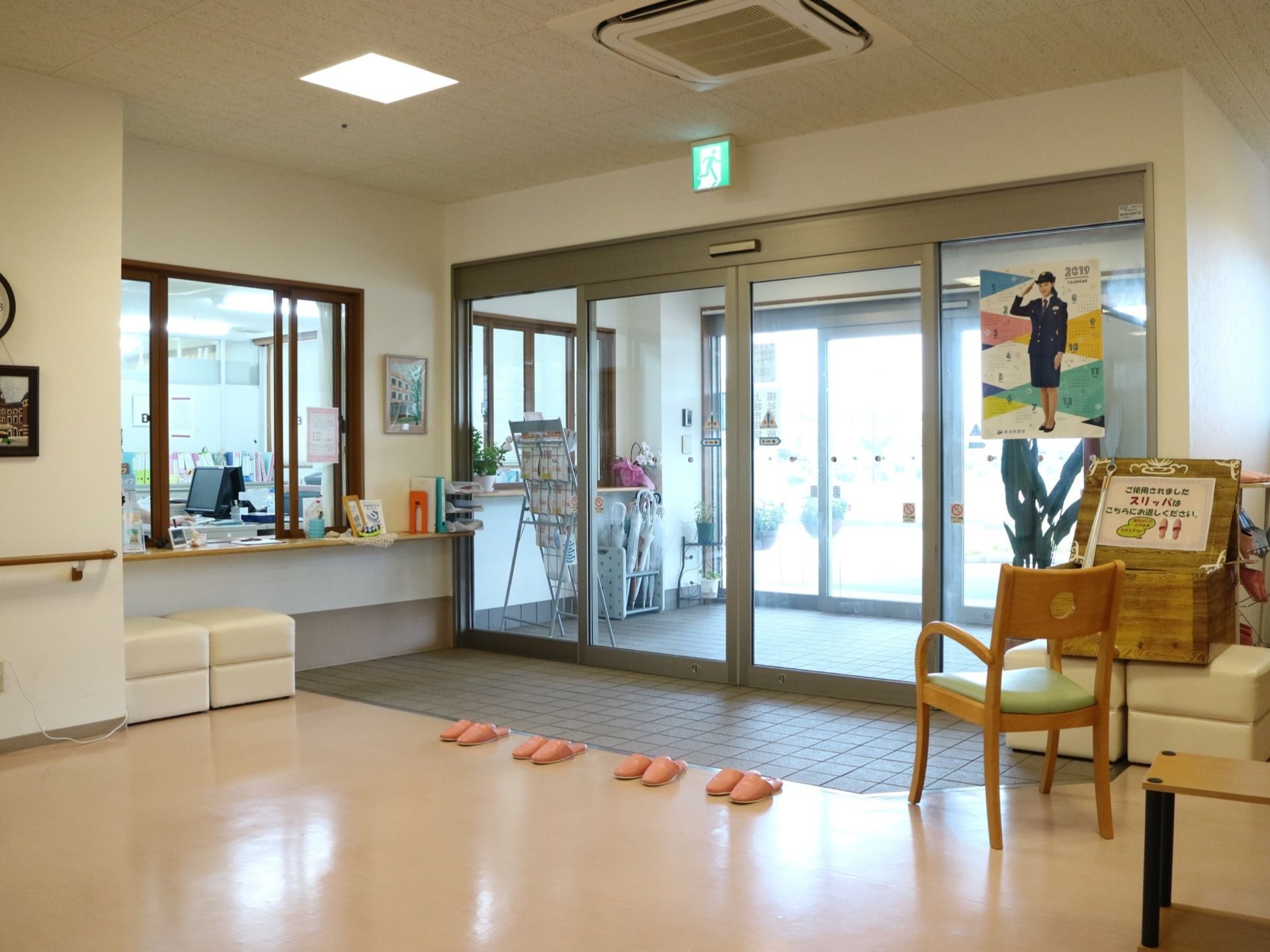 日の光がよく差し込む玄関口となっている。自動ドアを抜けると段差のない玄関が広がっており、バリアフリー設計である。