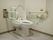 個室トイレは洋式でコールボタンが壁に設置されている。手すりが備わっており、利用時の身体への負担も少ない。