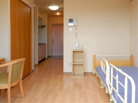 右手の壁際に介護用のベッドが置かれている１人用の居室