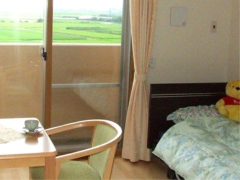 ベッドが用意されており、布団や枕と一緒に人形が置いてある。窓の前に椅子があるため、外を眺めつつ過ごすことができる。