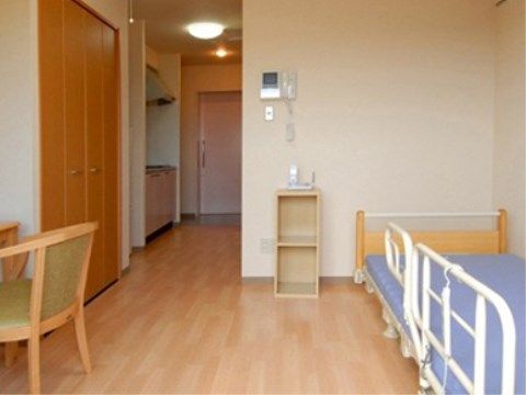 部屋は広く設計されており、電動ベッドやテーブルを置いても他の家具を置くことができる。玄関のすぐ近くに、ミニキッチンがある。