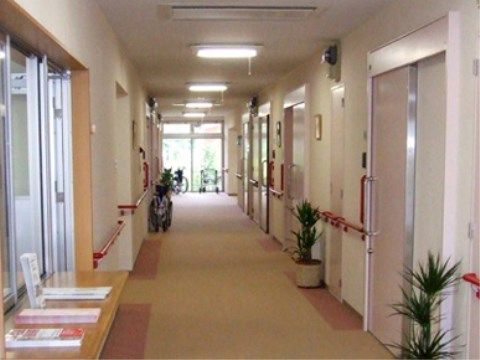 扉の近くの壁には、縦に手すりがついているため、扉の開け閉めがしやすい。廊下の一角にカウンターがあり、パンフレットが置いてある。