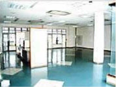 「ベストライフ秦野」の共用スペース。壁紙が白色と床が青色の海をイメージさせる空間。