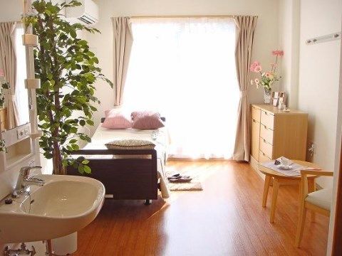「ベストライフ本厚木」の居室。居室は車椅子に対応しているので、取り回しが効く動きやすい居室。
