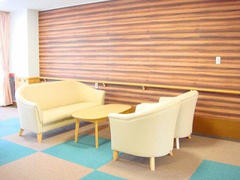 「ベストライフ本厚木」の玄関ロビー。２人用のソファーを設置しお孫さんと、寄り添ってお話ができる。