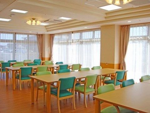 「ベストライフ本厚木」の食堂。黄緑色と緑色のソファーが目を引き、座り心地にも気を使っている。