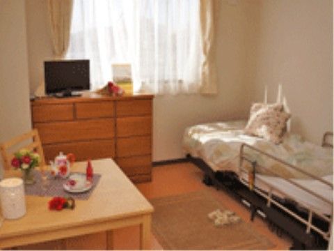 窓際には木製で引出しの付いた収納ダンスが設置されており、入居者様はそれぞれに種類を分けて収納することができる。