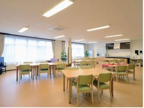 ダイニングにはキッチンが設置されており、調理で生じる臭気などは換気フードにより中心に集めて排気することが可能である。