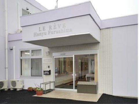 エントランスの左側の外壁にはポストが設置されており、入居者様の郵便物を一括して受け取ることが可能である。