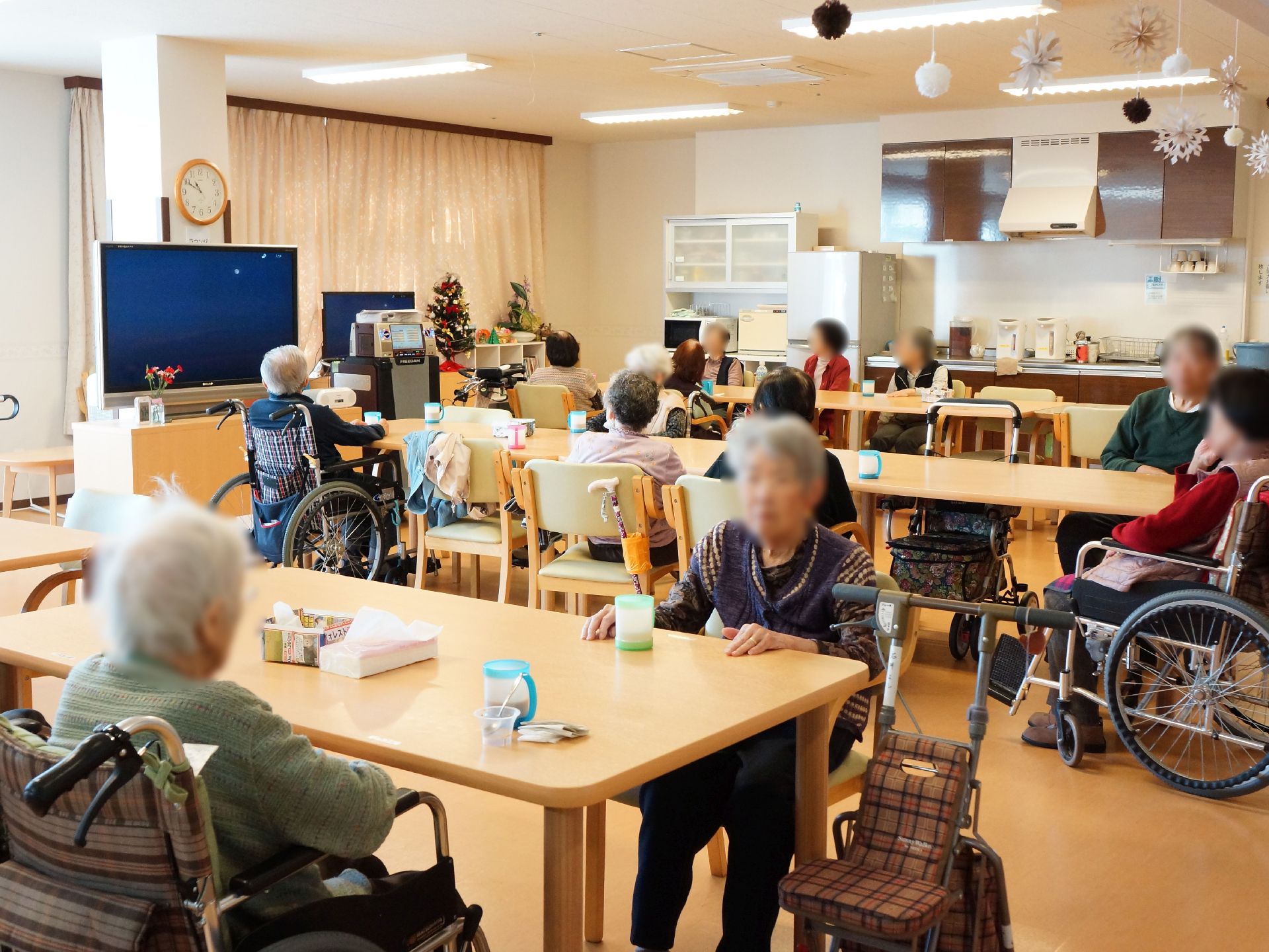 ダイニングを兼ねた共有のスペースには、テーブルや椅子が置かれている。また奥にはキッチンも用意されている。